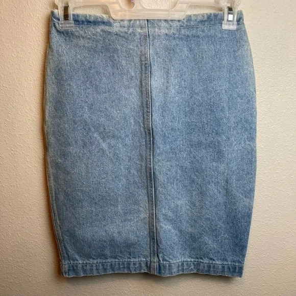 Vintage 80’s Sierra West denim skirt with zipper in front. 
Size:11 - Picture 5 of 9